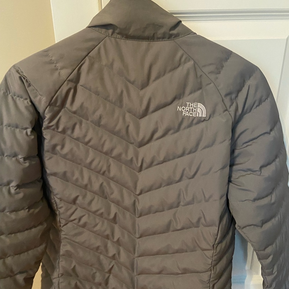 Woman’s gray North Face coat. Excellent shape